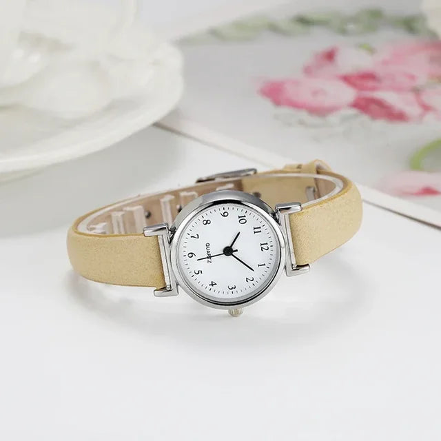 Quartz Watch com pulseira de couro para mulheres, moda feminina, mostrador pequeno, relógio casual, marca de alta qualidade